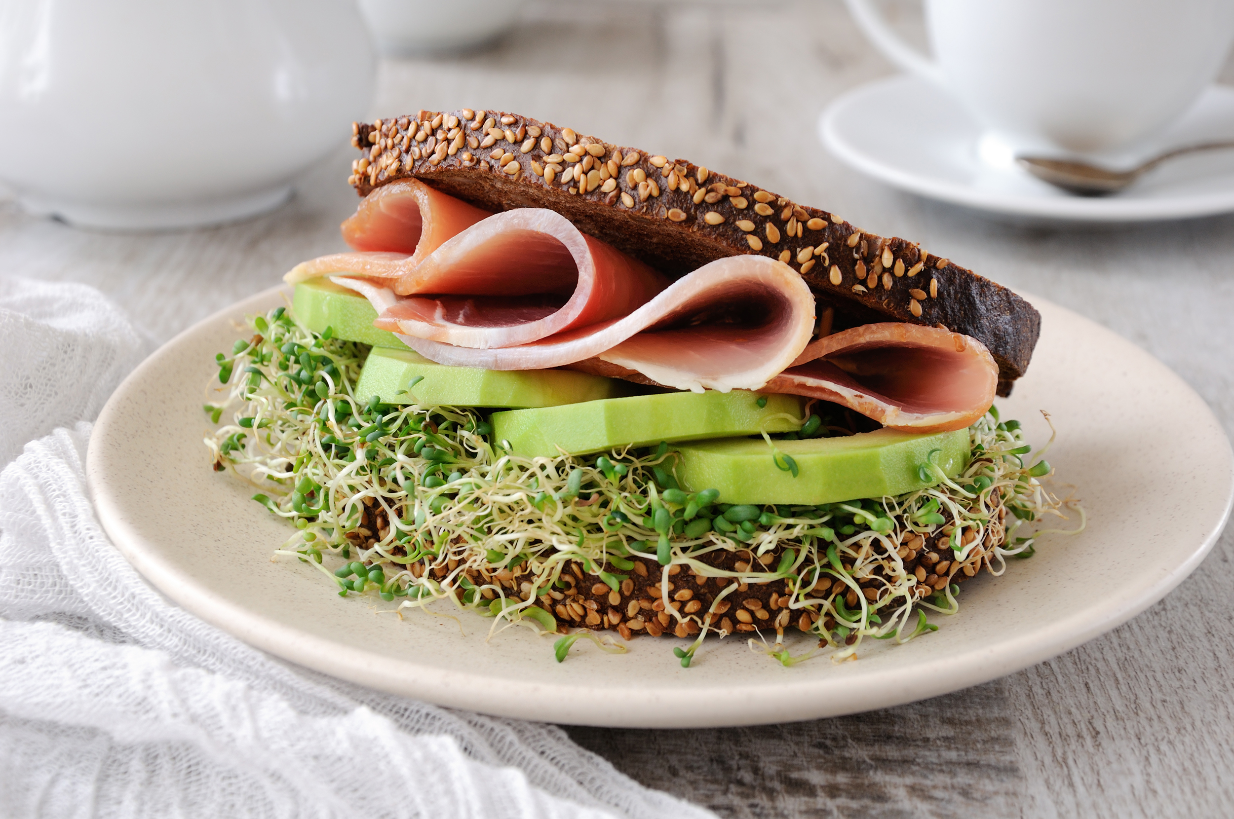 Sandwich with ham and avocado