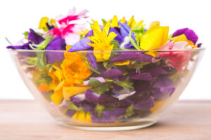 2021-07-22 Edible flowers salad